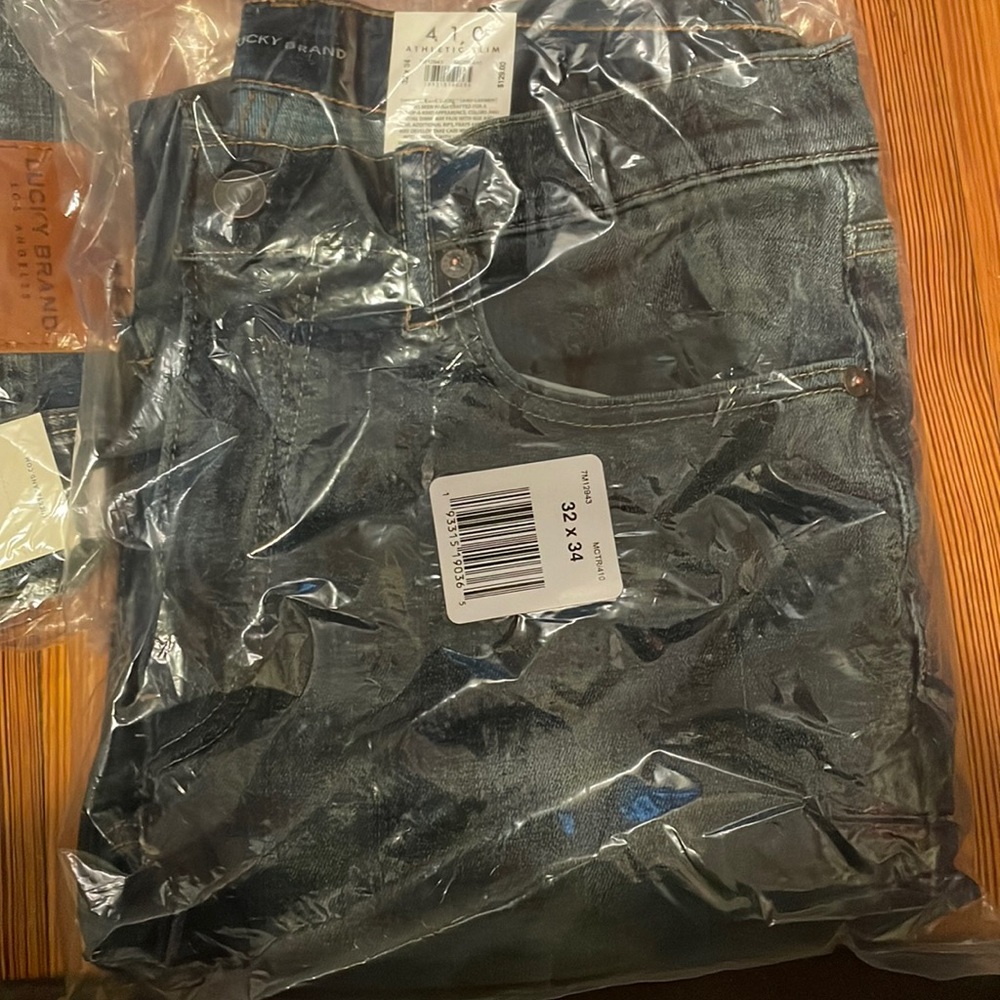 Men’s pair of Lucky Brand jeans. 32x34